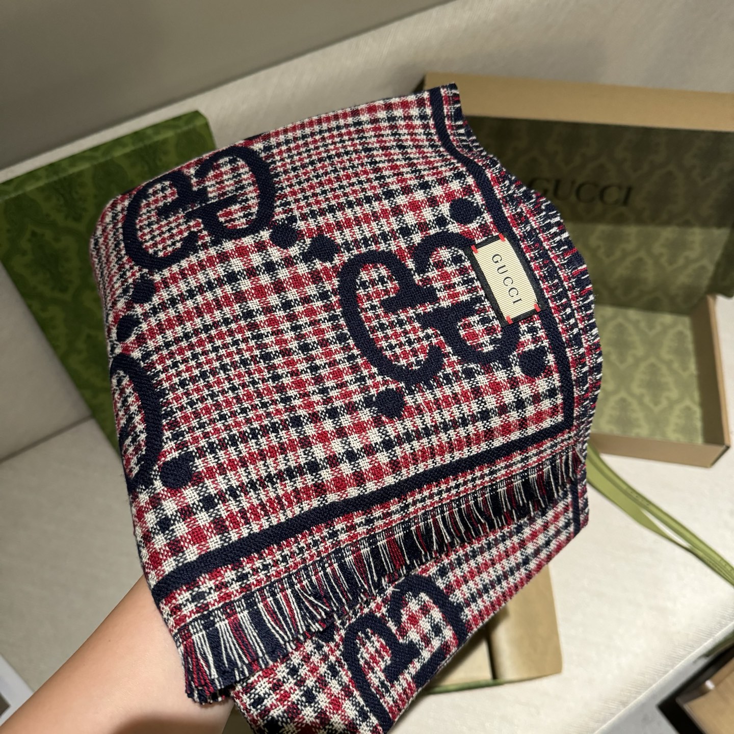 🐂货❗️专柜同步【双G提花双面披肩】款式经典，大方时髦，不过时，随便什么时候拿出来戴都好看。靓男靓女都可