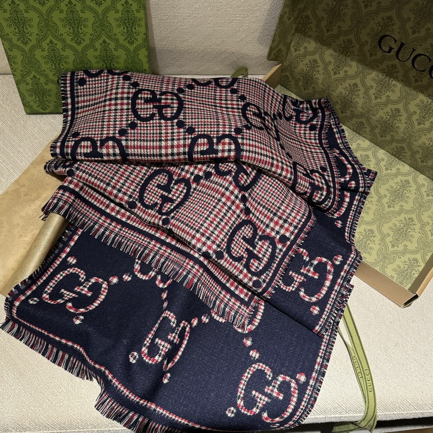 🐂货❗️专柜同步【双G提花双面披肩】款式经典，大方时髦，不过时，随便什么时候拿出来戴都好看。靓男靓女都可