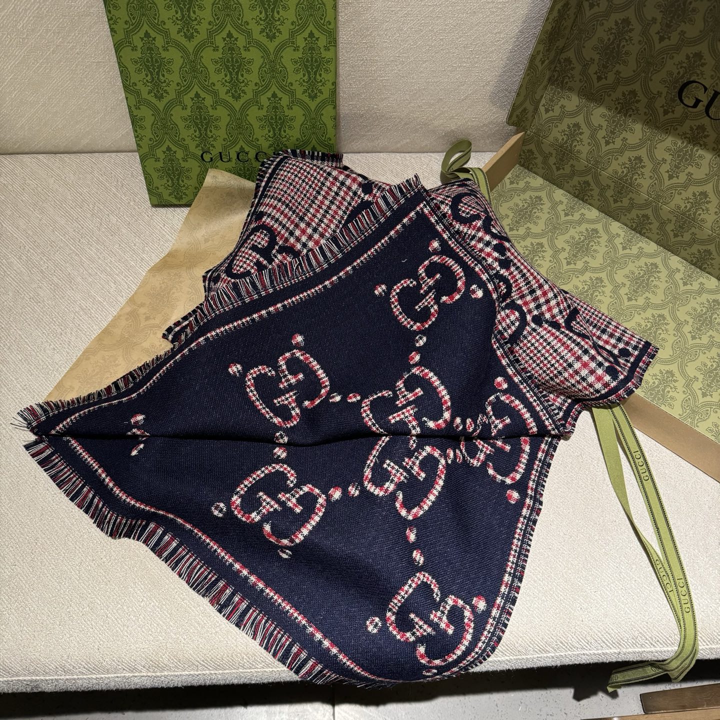 🐂货❗️专柜同步【双G提花双面披肩】款式经典，大方时髦，不过时，随便什么时候拿出来戴都好看。靓男靓女都可