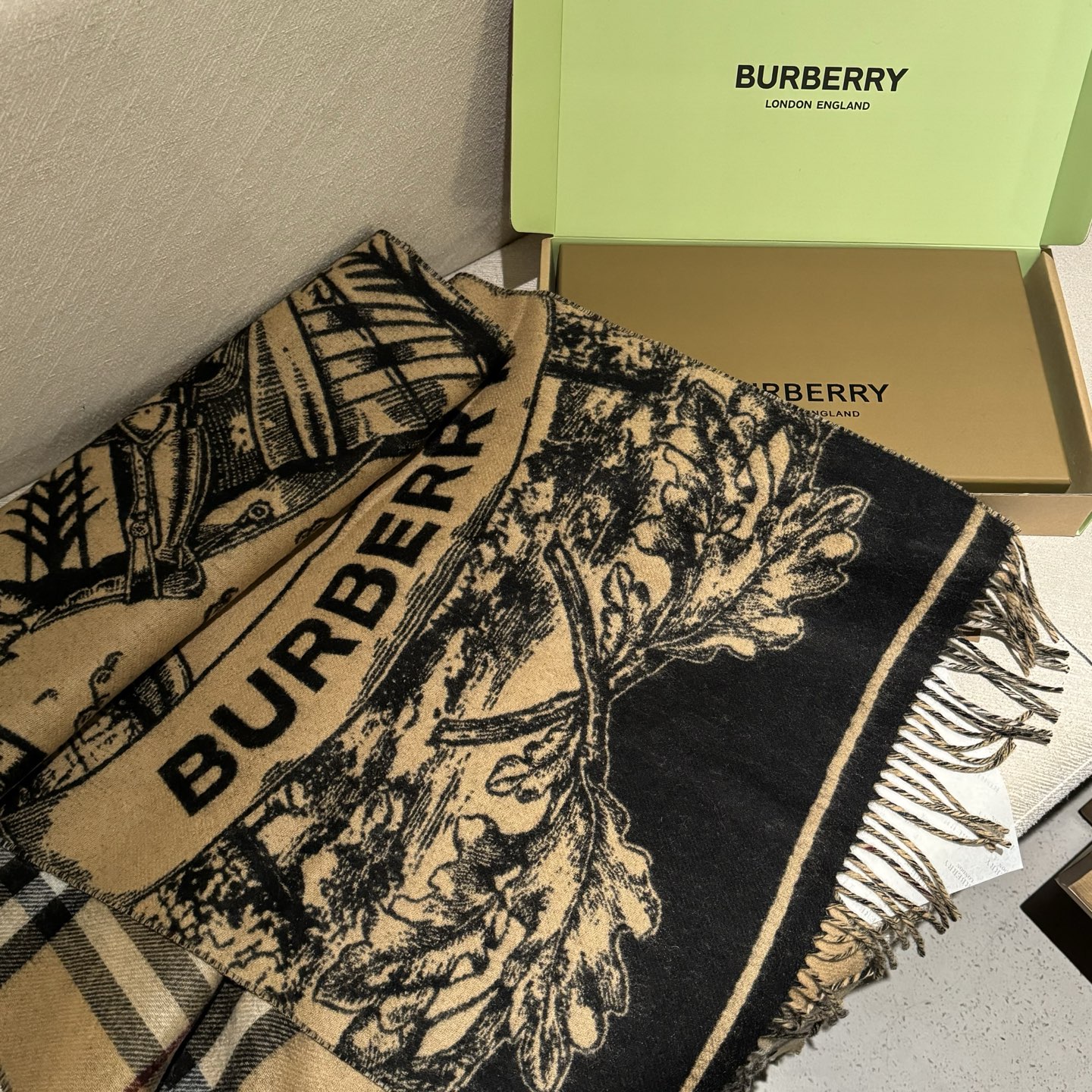 爆款，Bur战马骑士双面披肩，各种好看，被誉为Burberry今年最美的款，最经典的提花战马徽标➕最美的