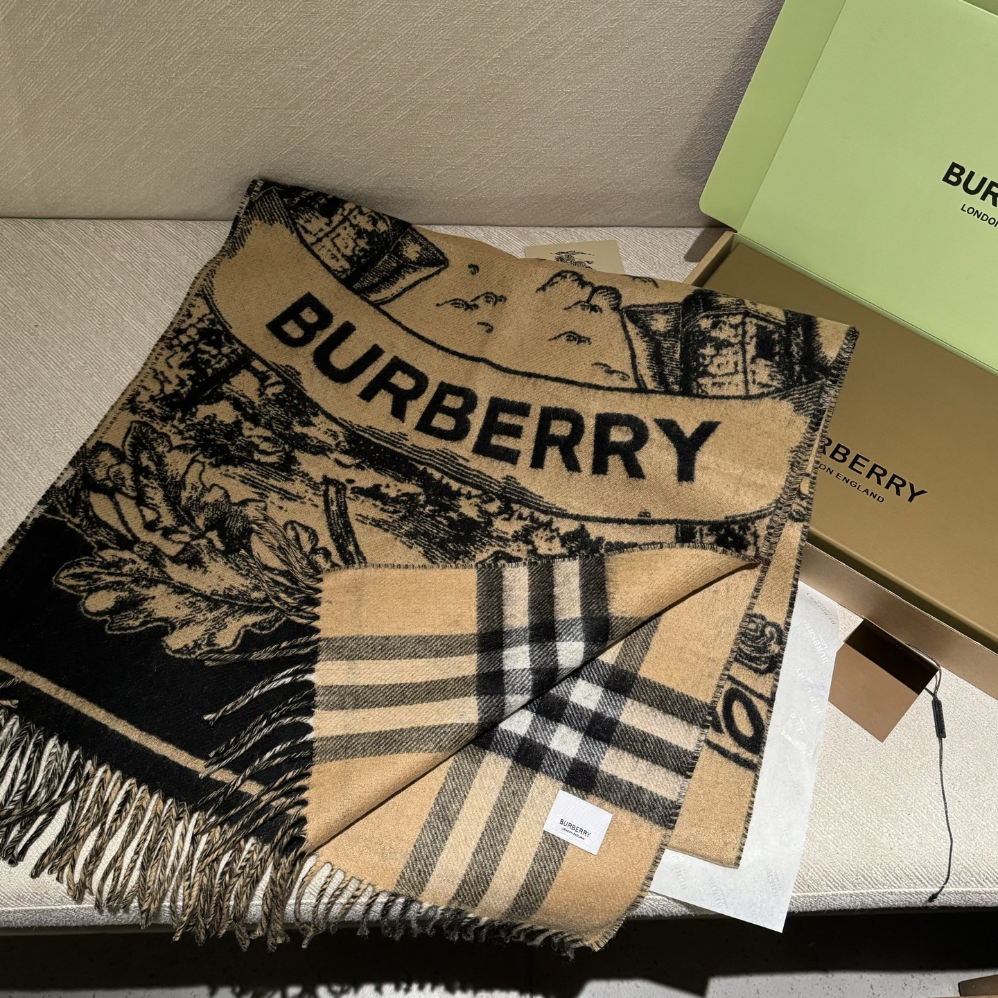 爆款，Bur战马骑士双面披肩，各种好看，被誉为Burberry今年最美的款，最经典的提花战马徽标➕最美的