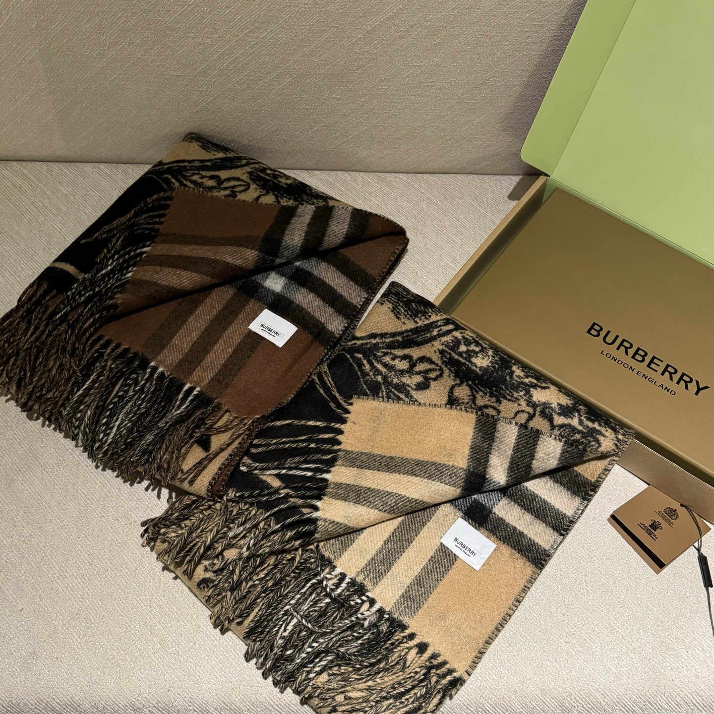 爆款，Bur战马骑士双面披肩，各种好看，被誉为Burberry今年最美的款，最经典的提花战马徽标➕最美的