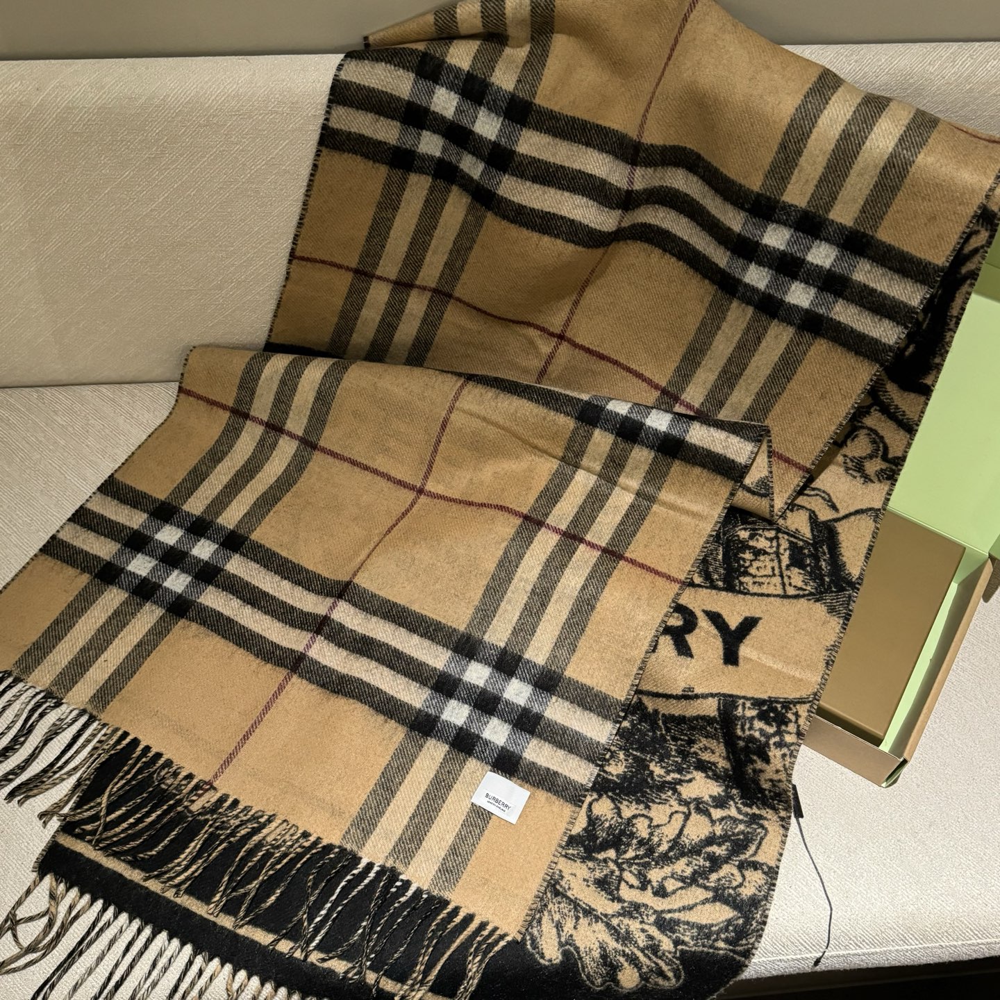 爆款，Bur战马骑士双面披肩，各种好看，被誉为Burberry今年最美的款，最经典的提花战马徽标➕最美的