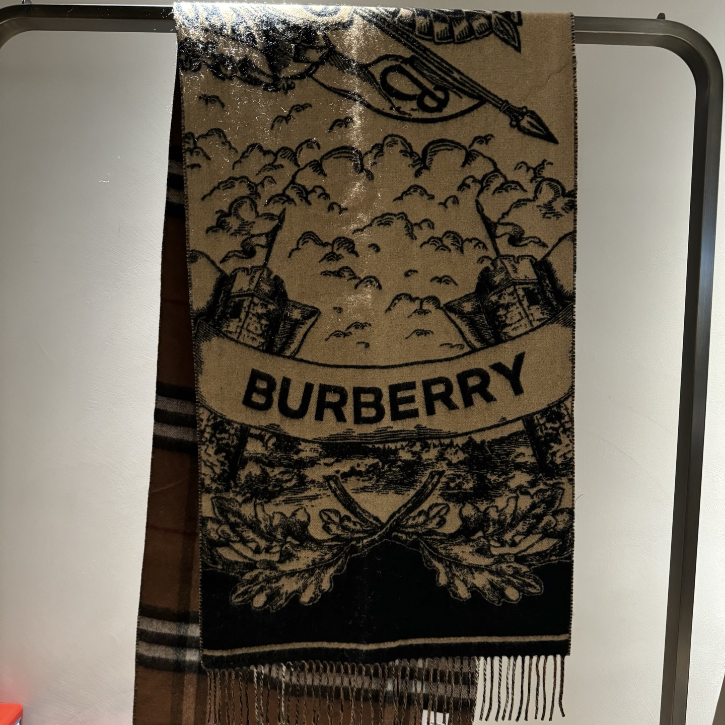 爆款，Bur战马骑士双面披肩，各种好看，被誉为Burberry今年最美的款，最经典的提花战马徽标➕最美的