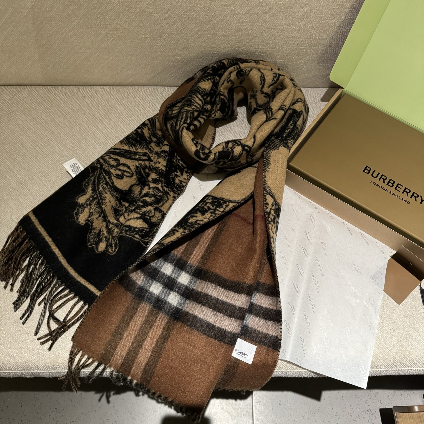 爆款，Bur战马骑士双面披肩，各种好看，被誉为Burberry今年最美的款，最经典的提花战马徽标➕最美的