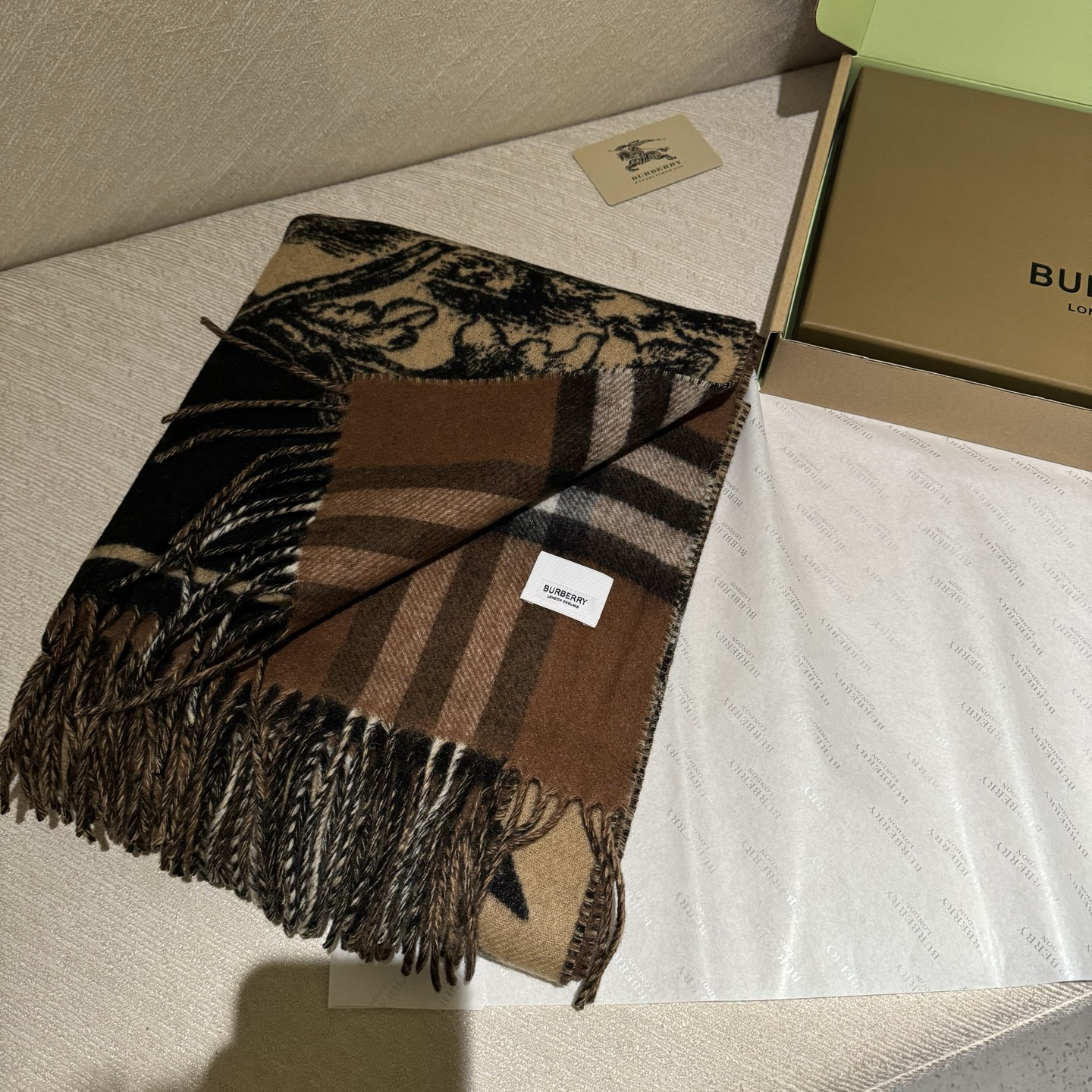 爆款，Bur战马骑士双面披肩，各种好看，被誉为Burberry今年最美的款，最经典的提花战马徽标➕最美的