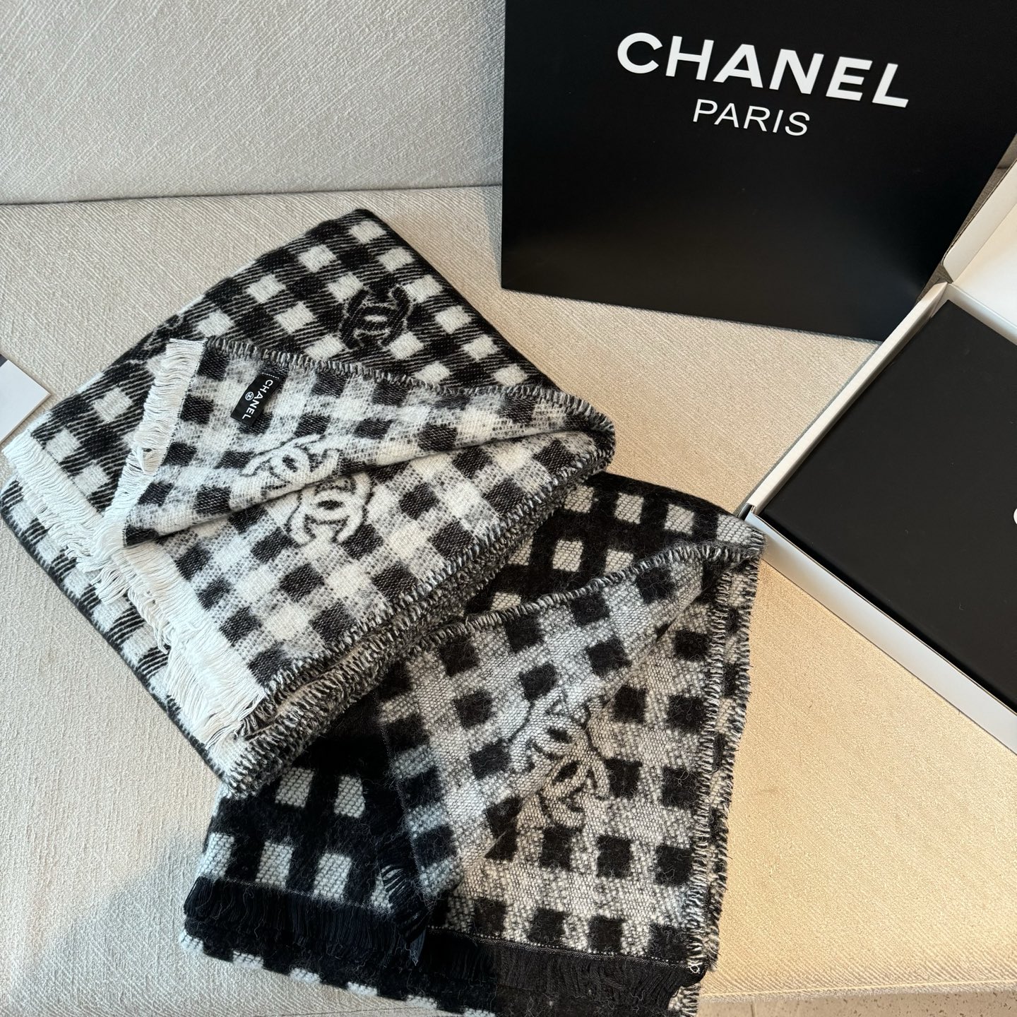 现货Chanel香奈儿24A新款女士黑白格子双C 羊绒流苏围巾围脖披肩 香奈儿绝美百搭款💋专柜限量哦‼️