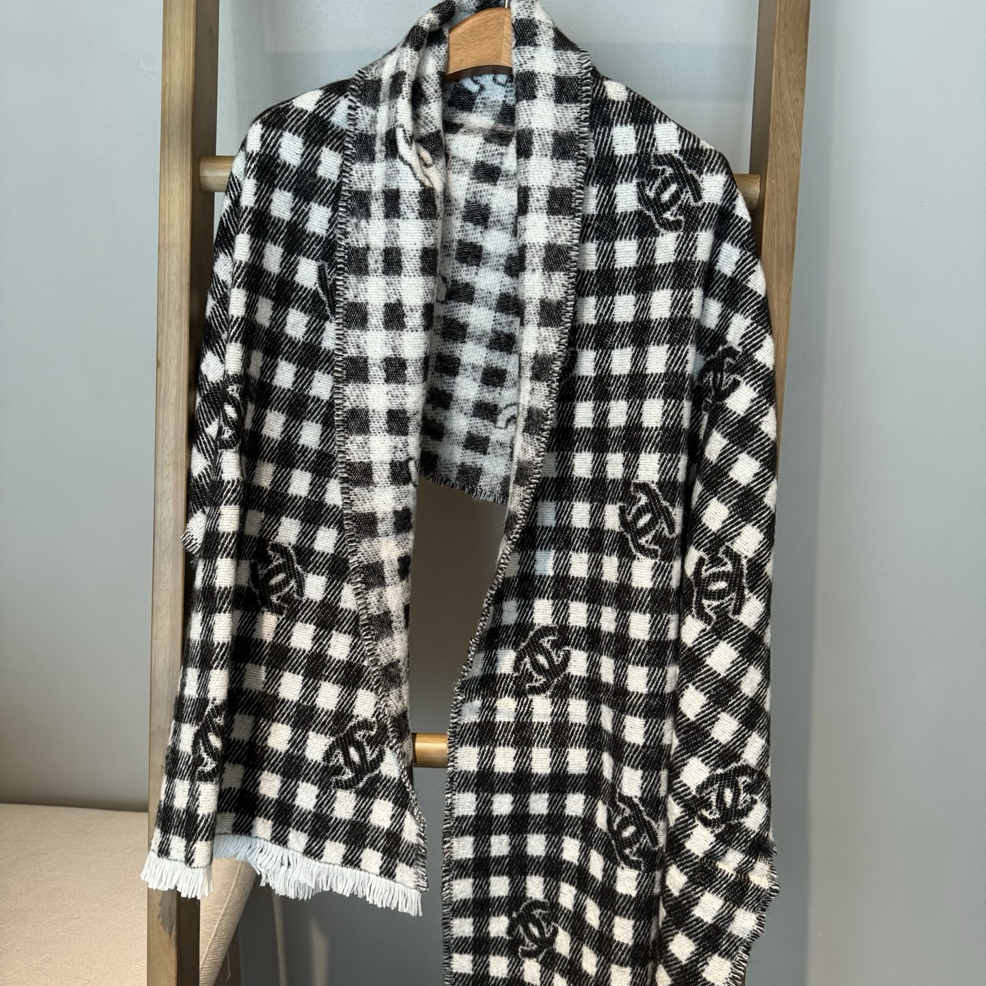 现货Chanel香奈儿24A新款女士黑白格子双C 羊绒流苏围巾围脖披肩 香奈儿绝美百搭款💋专柜限量哦‼️