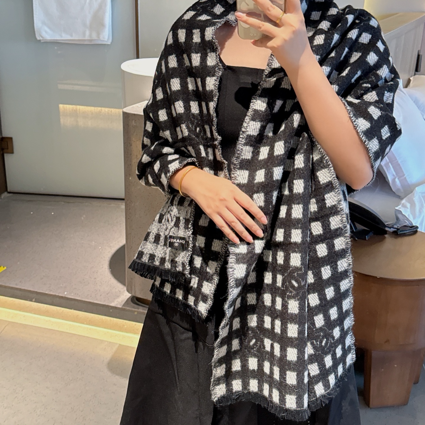 NO:603775,In stock Chanel Chanel 24A new women's black and white plaid double C cashmere tassel scarf scarf and shawl Chanel's beautiful and versatile counter limited edition Oh, it is difficult to order top-grade imported cashmere for customers with money, gold and silver thread trimming, high quality, given away for personal use, absolutely high-end, exclusive physical shooting!  What you see is that the colors are super authentic and top-quality goods wait for no one. Special channel goods sell less than the absolute top-quality goods. Every detail is the rhythm of the counter. Top-quality imported cashmere is highly recommended. 65*180 high version scarf, high version scarf, chanel, chanel, shawls19860909现货Chanel香奈儿24A新款女士黑白格子双C 羊绒流苏围巾围脖披肩 香奈儿绝美百搭款专柜限量哦有钱都很难订到顶级进口客供山羊绒,金银线镶边品质上乘送人自用绝对高大上独家实物拍摄！所见所得,颜色超正顶级好货不等人,特殊渠道货卖一个少一个绝对的顶级好货,任何一个细节都是专柜的节奏顶级进口客供山羊绒重磅推荐 65*180 高版本围巾,高版本围巾,chanel,chanel,shawls,scarf