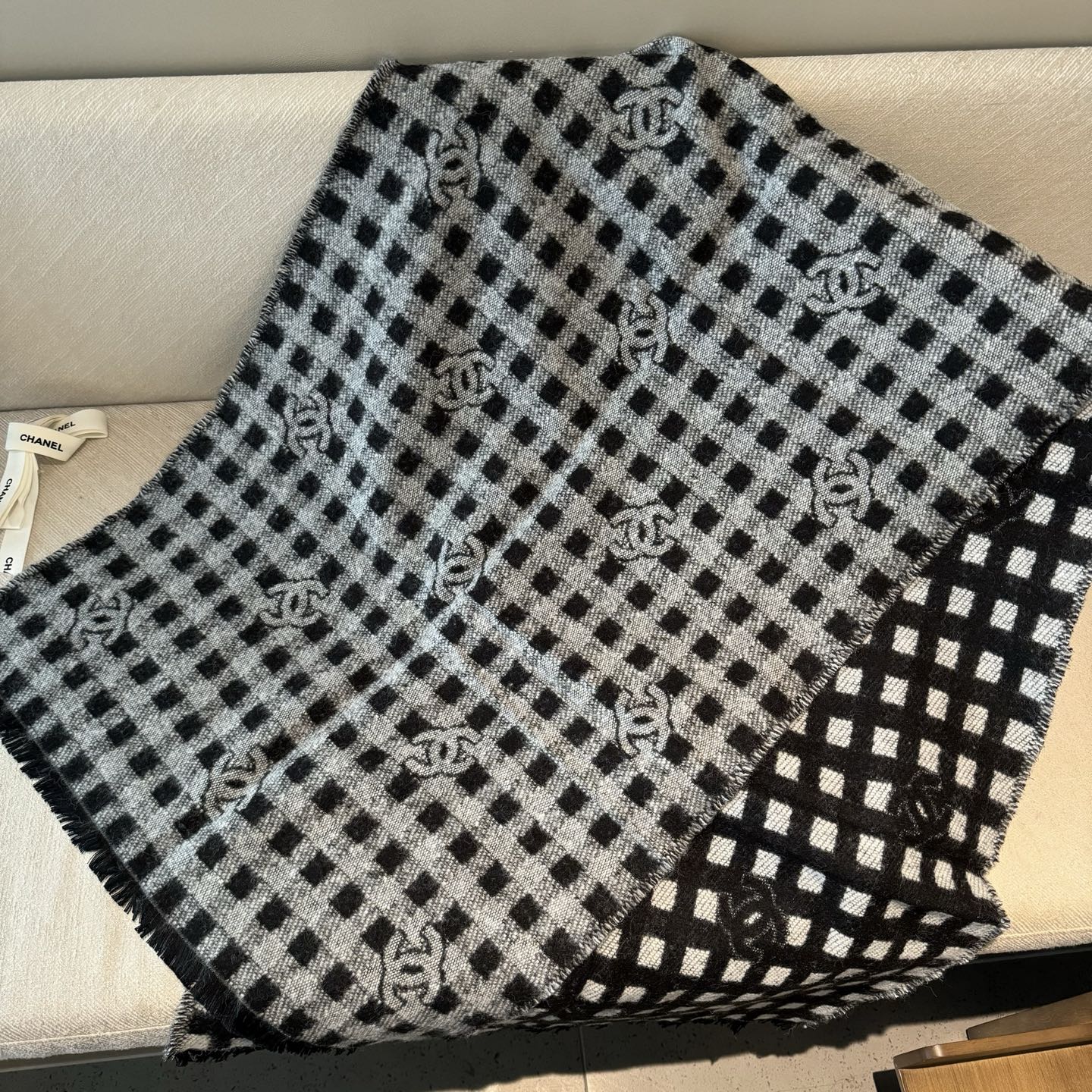 现货Chanel香奈儿24A新款女士黑白格子双C 羊绒流苏围巾围脖披肩 香奈儿绝美百搭款💋专柜限量哦‼️