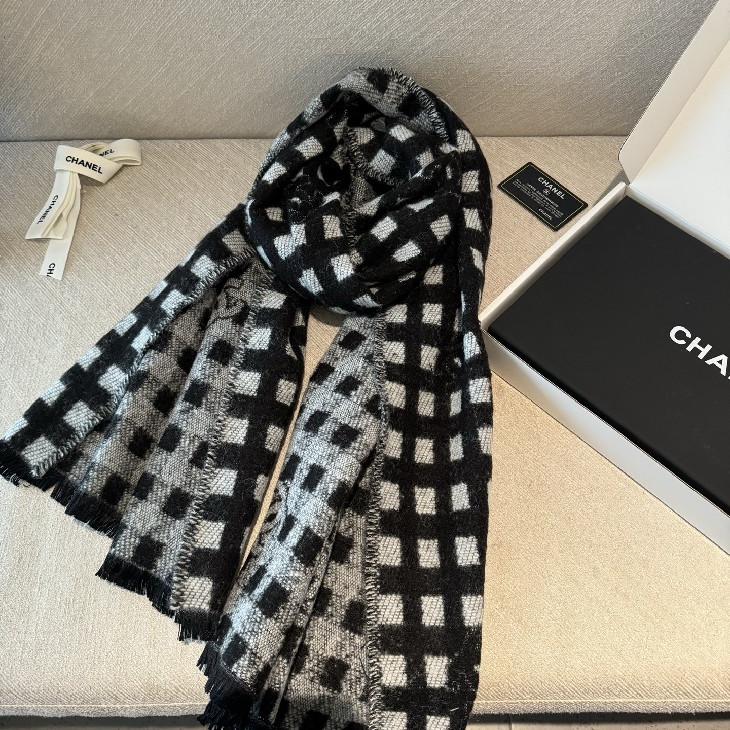 现货Chanel香奈儿24A新款女士黑白格子双C 羊绒流苏围巾围脖披肩 香奈儿绝美百搭款💋专柜限量哦‼️
