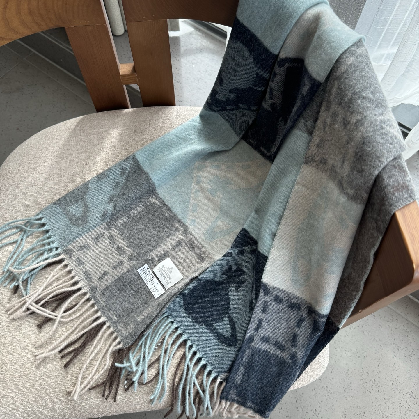 𝐕𝐢𝐯𝐢𝐞𝐧𝐧𝐞 𝐖𝐞𝐬𝐭𝐰𝐨𝐨𝐝🪐✨经典大土星围巾 vivienne westwood西太后土星 英国