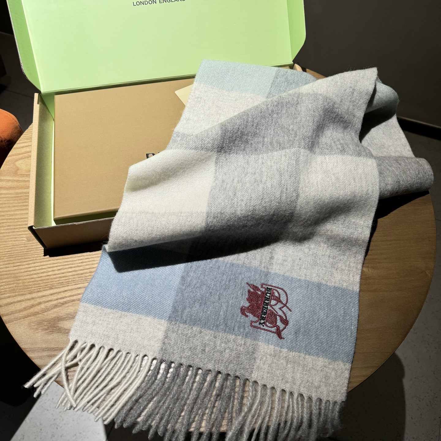 巴宝莉【刺绣战马】2025最新款男女通用情侣款👫重磅推荐💥 经典的格子，永不过时。非常保暖柔软亲肤，不扎