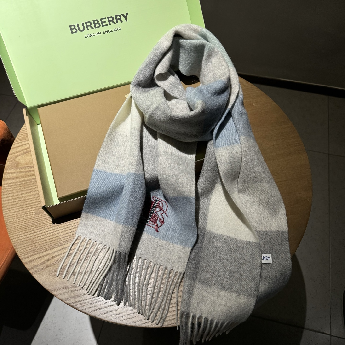 巴宝莉【刺绣战马】2025最新款男女通用情侣款👫重磅推荐💥 经典的格子，永不过时。非常保暖柔软亲肤，不扎