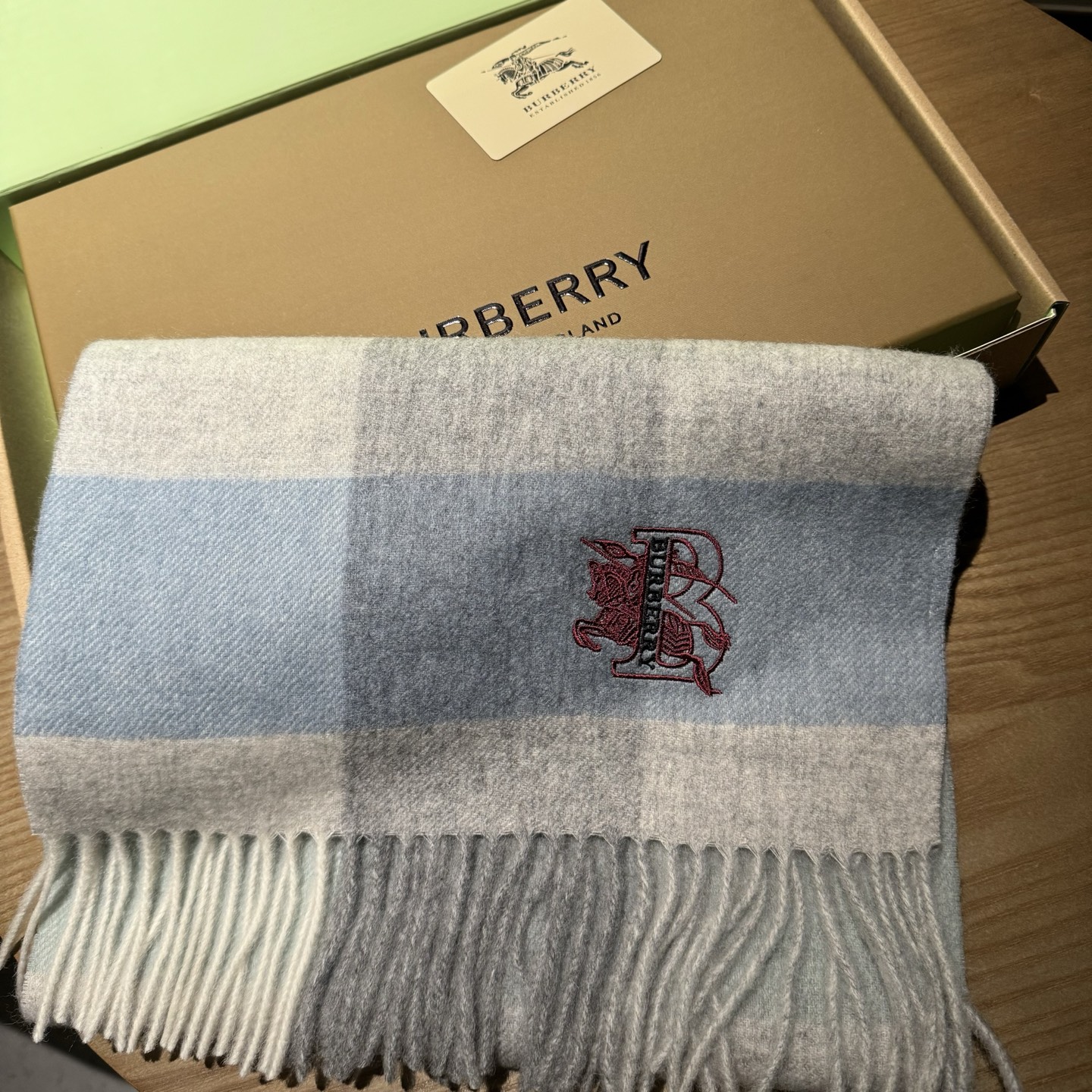 巴宝莉【刺绣战马】2025最新款男女通用情侣款👫重磅推荐💥 经典的格子，永不过时。非常保暖柔软亲肤，不扎