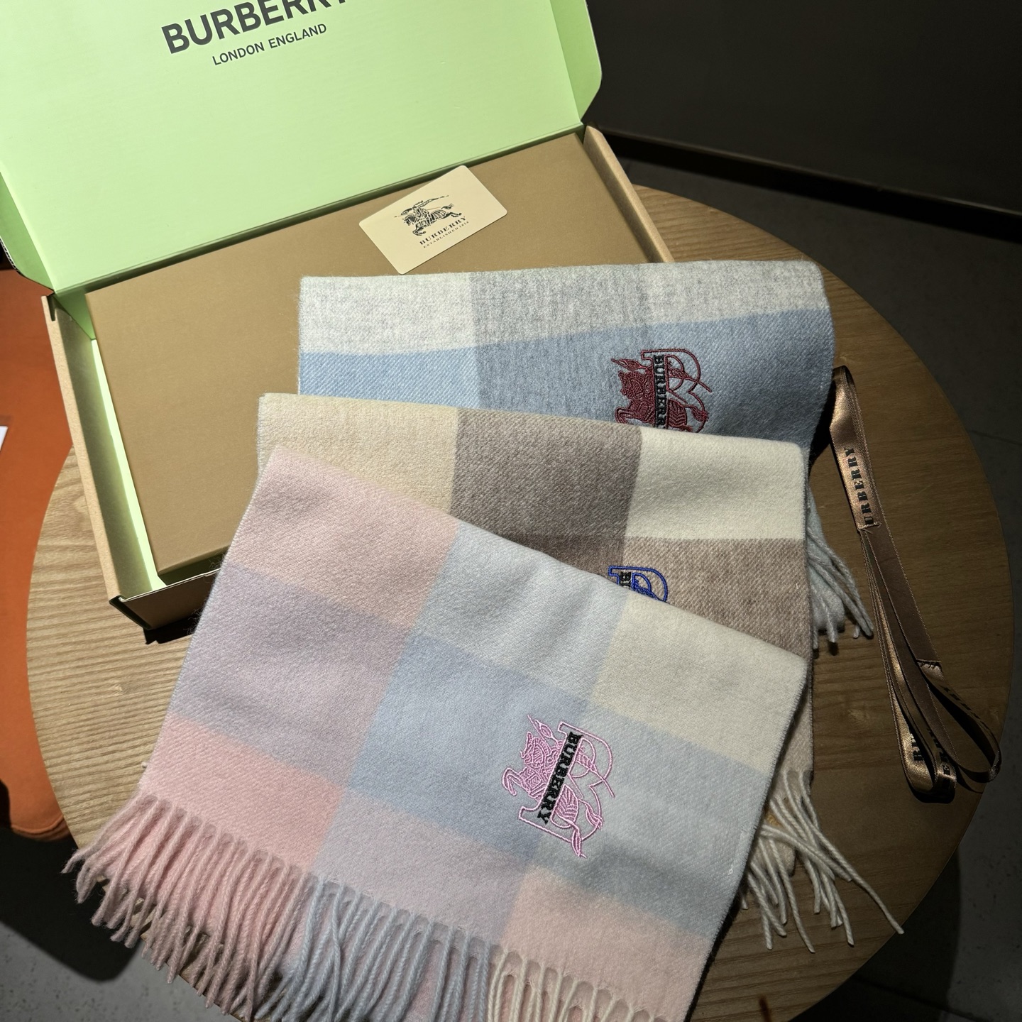 巴宝莉【刺绣战马】2025最新款男女通用情侣款👫重磅推荐💥 经典的格子，永不过时。非常保暖柔软亲肤，不扎