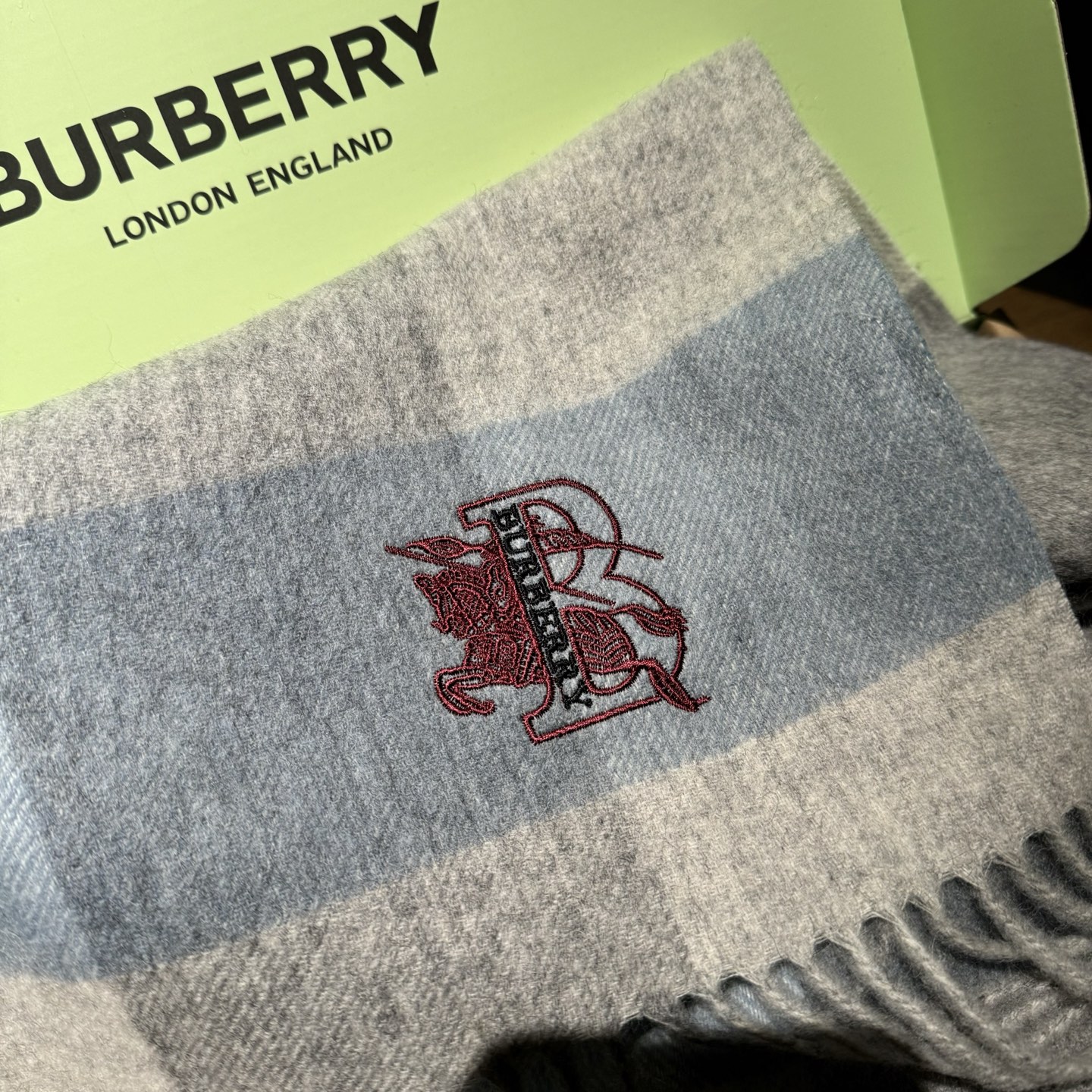 巴宝莉【刺绣战马】2025最新款男女通用情侣款👫重磅推荐💥 经典的格子，永不过时。非常保暖柔软亲肤，不扎