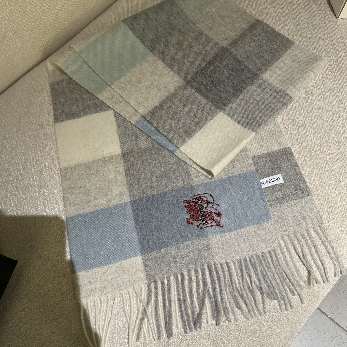 巴宝莉【刺绣战马】2025最新款男女通用情侣款👫重磅推荐💥 经典的格子，永不过时。非常保暖柔软亲肤，不扎