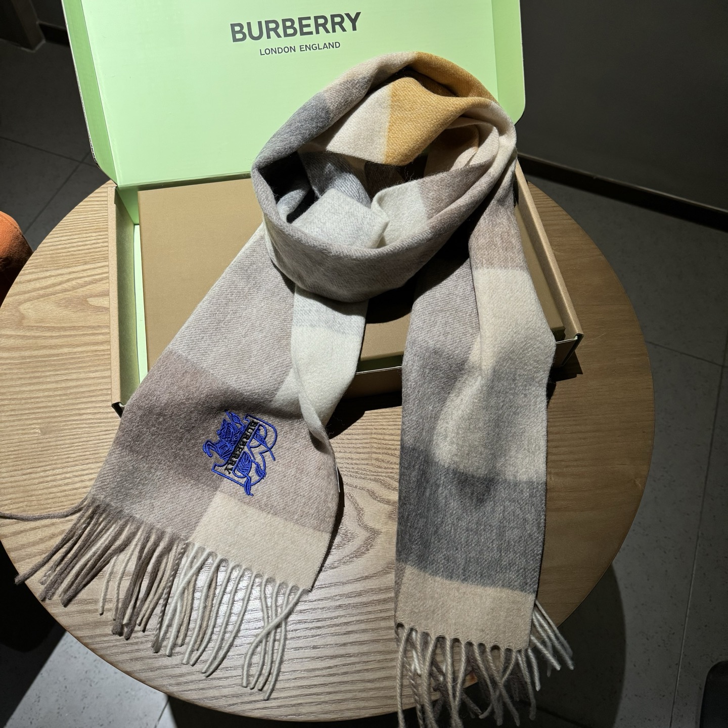 巴宝莉【刺绣战马】2025最新款男女通用情侣款👫重磅推荐💥 经典的格子，永不过时。非常保暖柔软亲肤，不扎