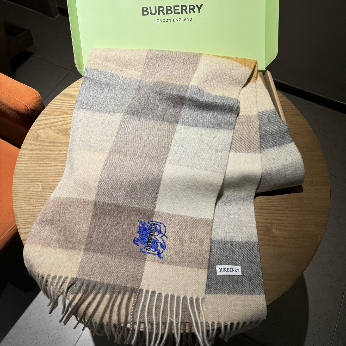 巴宝莉【刺绣战马】2025最新款男女通用情侣款👫重磅推荐💥 经典的格子，永不过时。非常保暖柔软亲肤，不扎