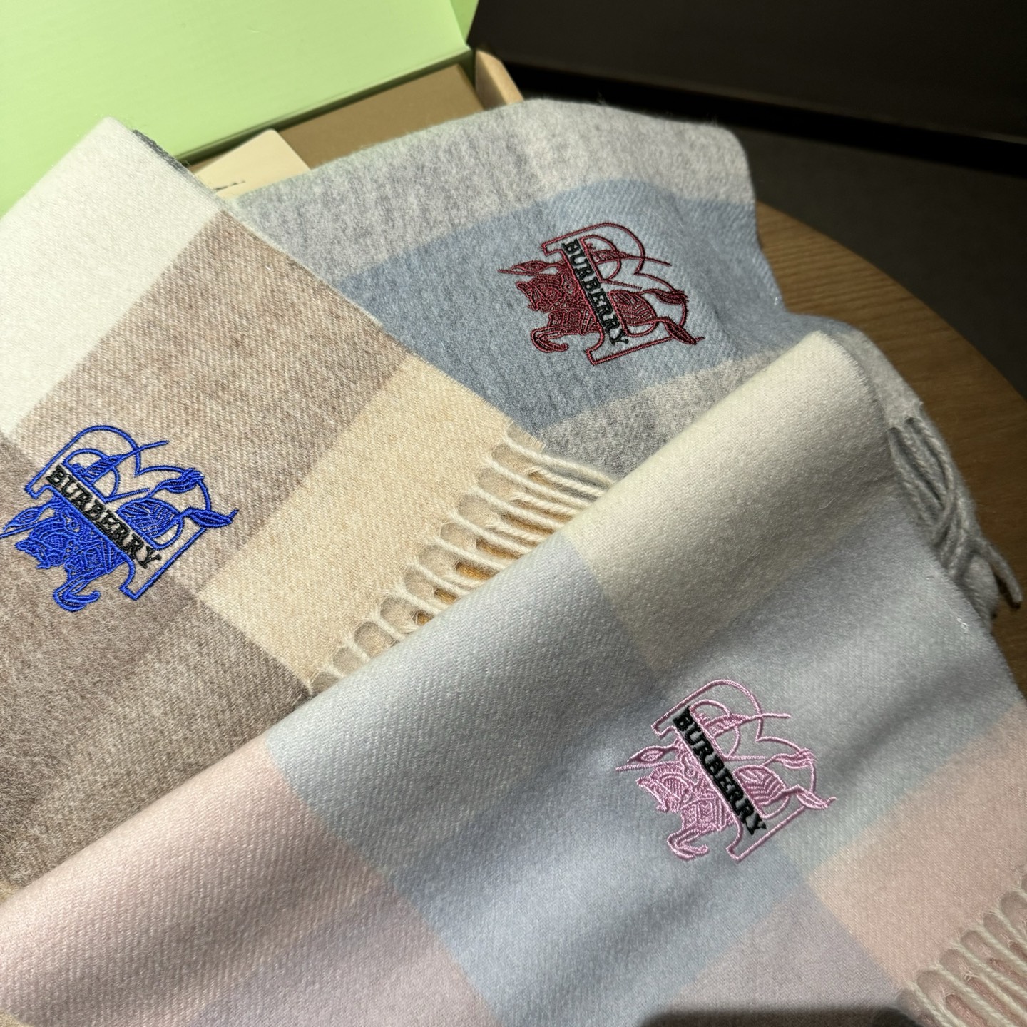 巴宝莉【刺绣战马】2025最新款男女通用情侣款👫重磅推荐💥 经典的格子，永不过时。非常保暖柔软亲肤，不扎