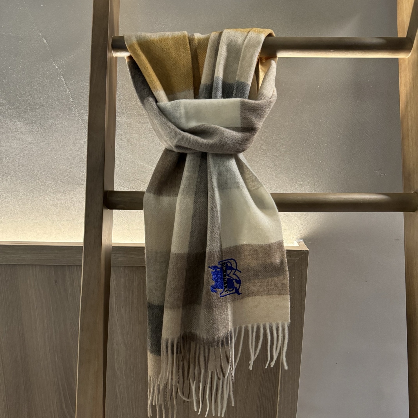 巴宝莉【刺绣战马】2025最新款男女通用情侣款👫重磅推荐💥 经典的格子，永不过时。非常保暖柔软亲肤，不扎