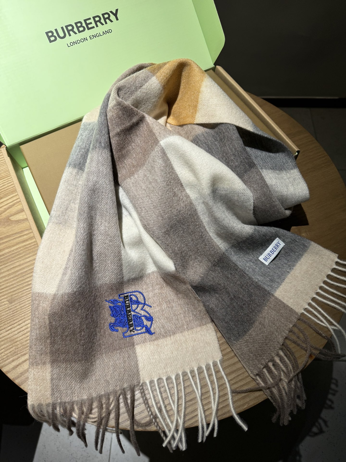 巴宝莉【刺绣战马】2025最新款男女通用情侣款👫重磅推荐💥 经典的格子，永不过时。非常保暖柔软亲肤，不扎