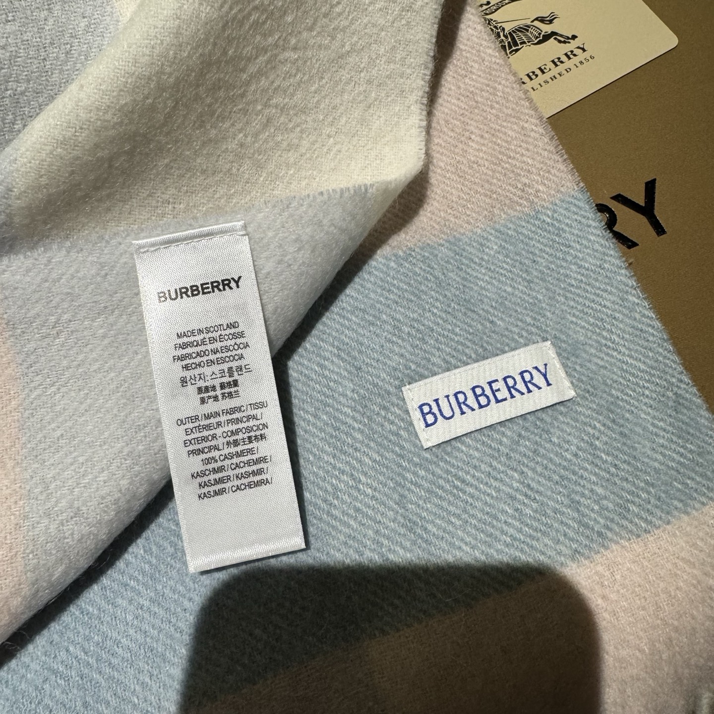 巴宝莉【刺绣战马】2025最新款男女通用情侣款👫重磅推荐💥 经典的格子，永不过时。非常保暖柔软亲肤，不扎