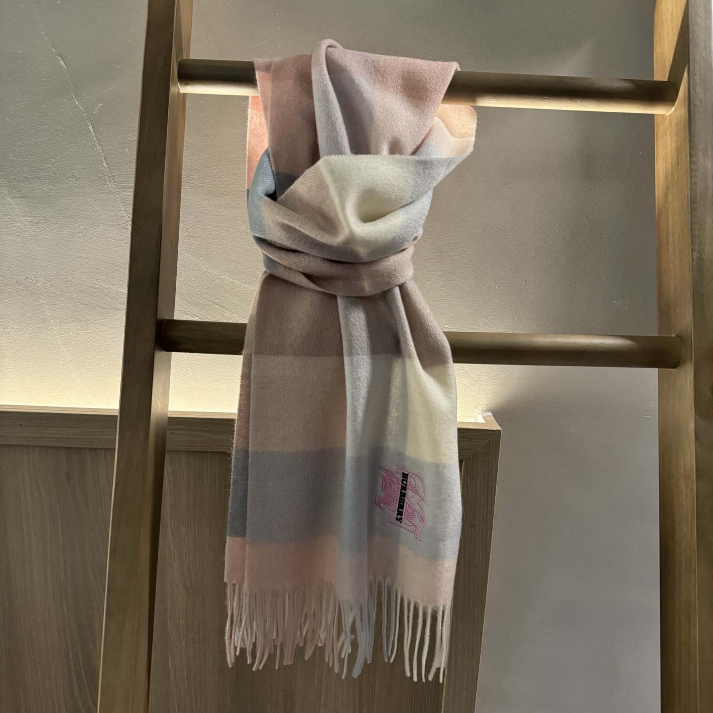 巴宝莉【刺绣战马】2025最新款男女通用情侣款👫重磅推荐💥 经典的格子，永不过时。非常保暖柔软亲肤，不扎