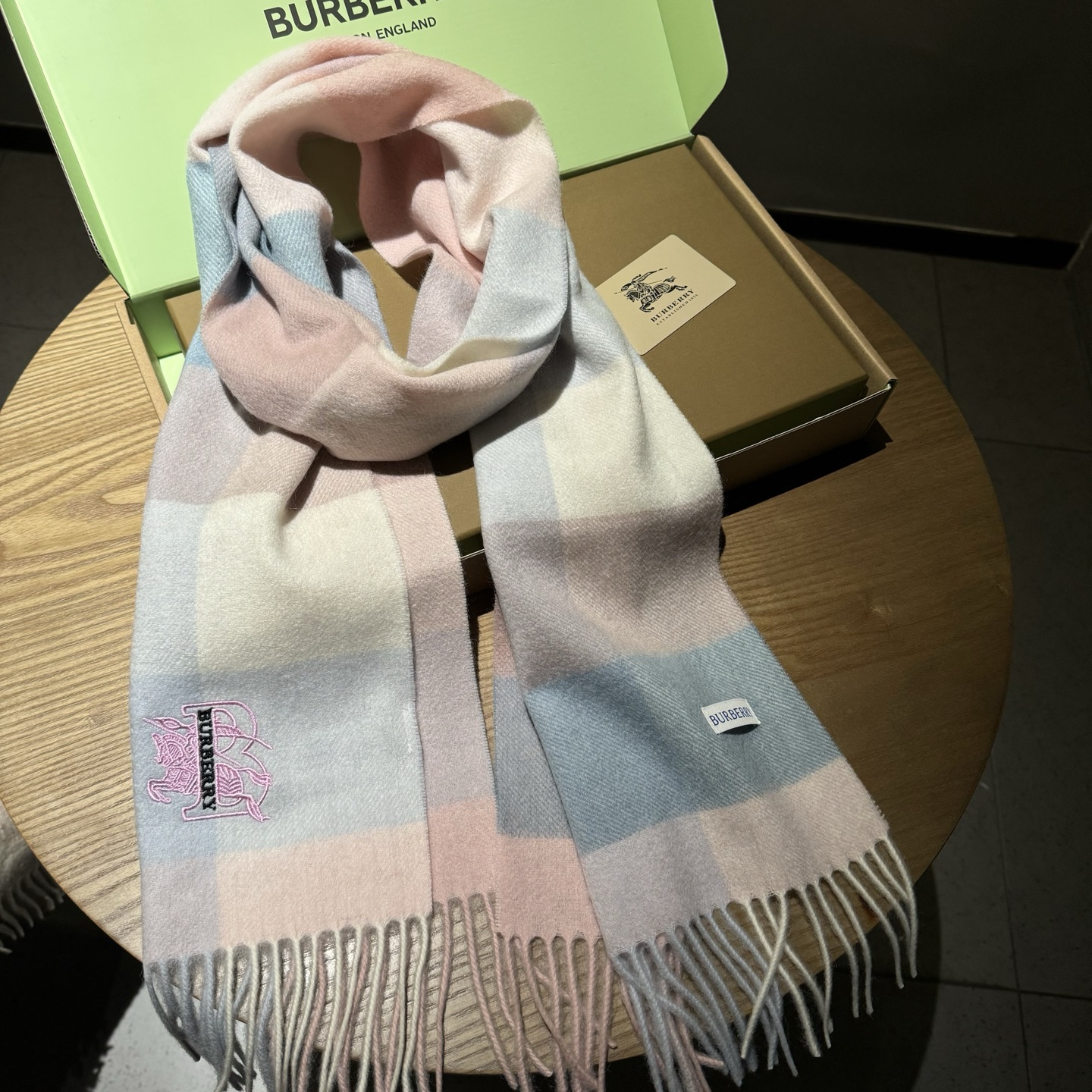 巴宝莉【刺绣战马】2025最新款男女通用情侣款👫重磅推荐💥 经典的格子，永不过时。非常保暖柔软亲肤，不扎