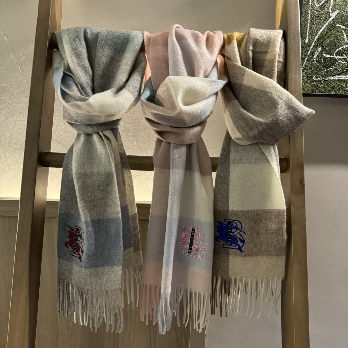 巴宝莉【刺绣战马】2025最新款男女通用情侣款👫重磅推荐💥 经典的格子，永不过时。非常保暖柔软亲肤，不扎