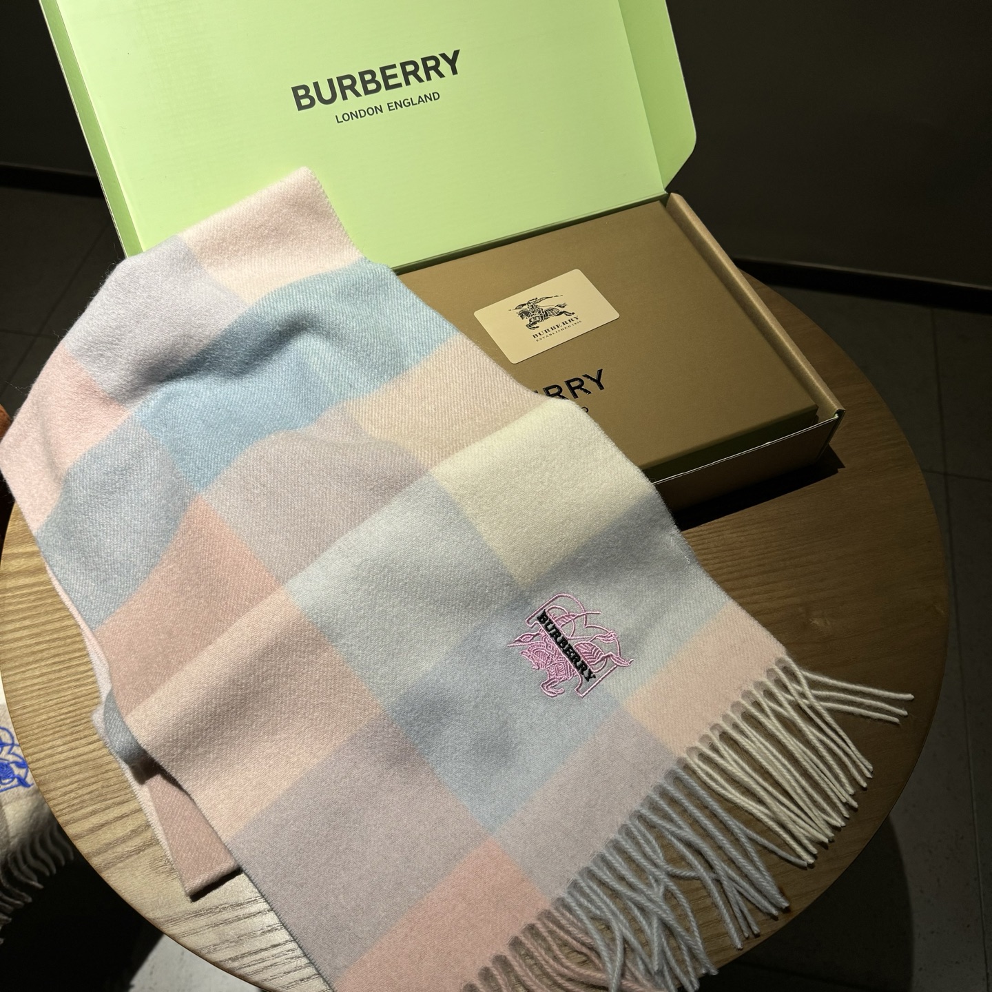 巴宝莉【刺绣战马】2025最新款男女通用情侣款👫重磅推荐💥 经典的格子，永不过时。非常保暖柔软亲肤，不扎