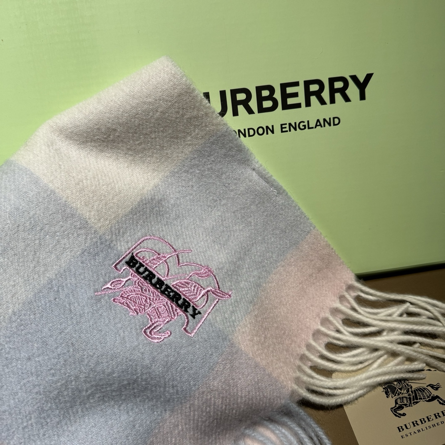 巴宝莉【刺绣战马】2025最新款男女通用情侣款👫重磅推荐💥 经典的格子，永不过时。非常保暖柔软亲肤，不扎