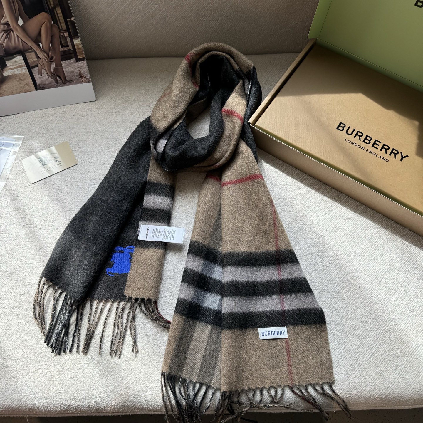 📦2025怒推走量新款🎊巴宝莉官网最新款💥 100%顶级双面羊绒材质🔥非常保暖👑 柔软亲肤，不扎脖😍经典