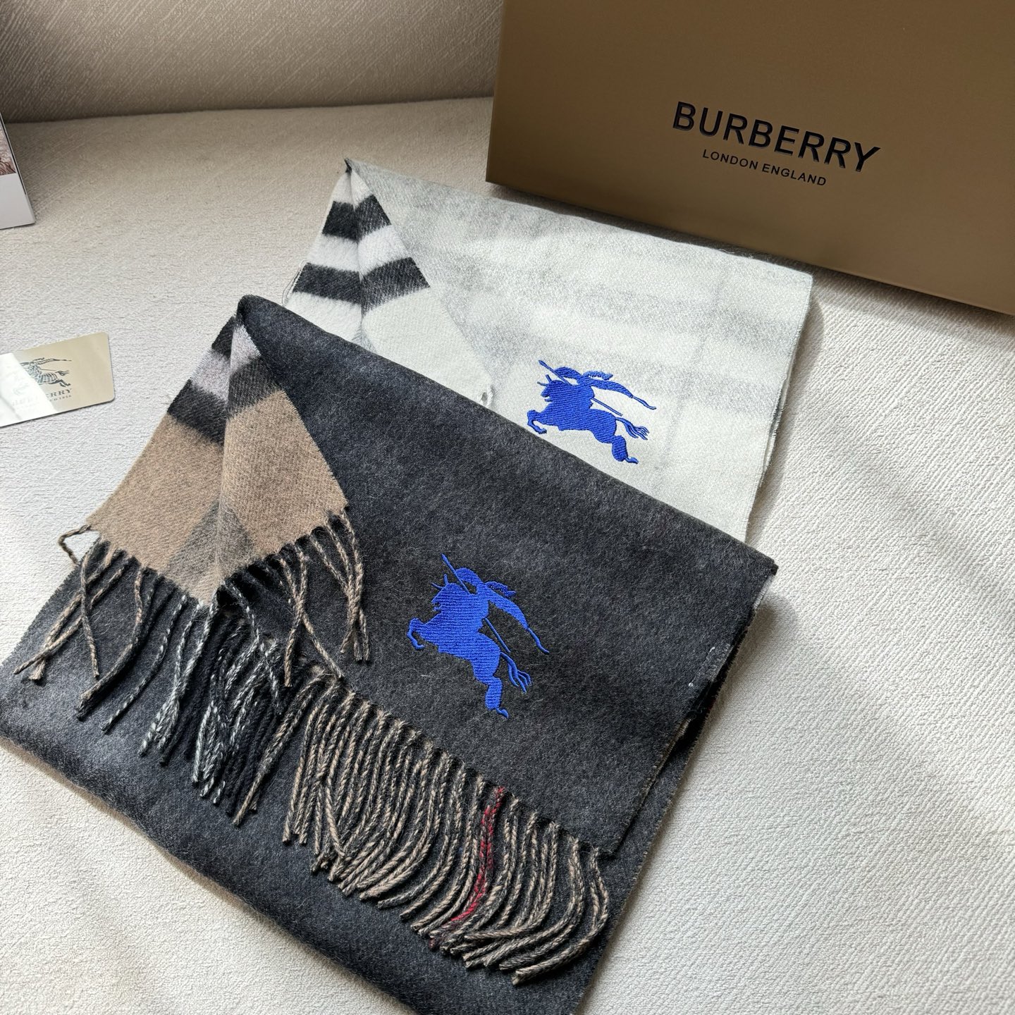 📦2025怒推走量新款🎊巴宝莉官网最新款💥 100%顶级双面羊绒材质🔥非常保暖👑 柔软亲肤，不扎脖😍经典