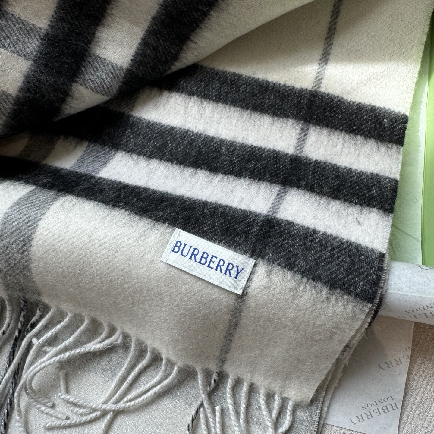 📦2025怒推走量新款🎊巴宝莉官网最新款💥 100%顶级双面羊绒材质🔥非常保暖👑 柔软亲肤，不扎脖😍经典