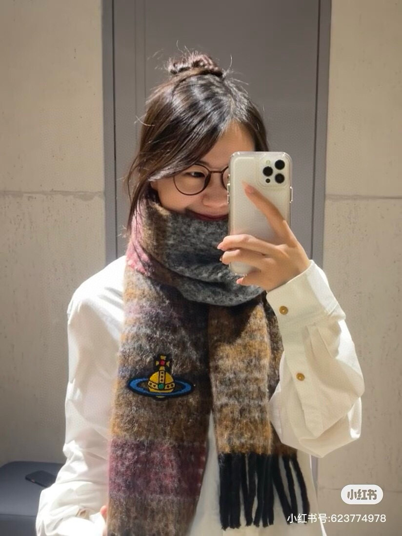 NO:619763,High quality classic large Saturn mohair scarf Vivienne Westwood Westwood Saturn British fashion designer, the mother of punk fashion!  Fashionable style, strong quality, super beautiful design!  Simple and elegant, with exquisite embroidered logo, you don’t have to worry about it not looking good, because it has classic elements and a modern new design!  The perfect choice for gift giving, it fully shows your personality. The quality of the whole jewelry is very high, giving people a big-name aura and being very delicate at the same time. It can elevate the whole person to several levels. It is definitely worth buying in three colors. Size 30* high version scarf, high version scarf19860909高品质  经典大土星马海毛围巾 vivienne westwood西太后土星 英国时装设计师,时装的朋克之母！时尚潮流风格,品质强大,超美的设计！简约大气刺绣Logo精致这个款不用担心不好看,因为经典的元素洋气的新设计！赠礼的完美之选,充分展现个性风范.品质非常整个首饰给人大牌气场的同时又非常精致,让整个人的层次提升好几个level绝对值得入手三色入 尺寸30*高版本围巾,高版本围巾,scarf