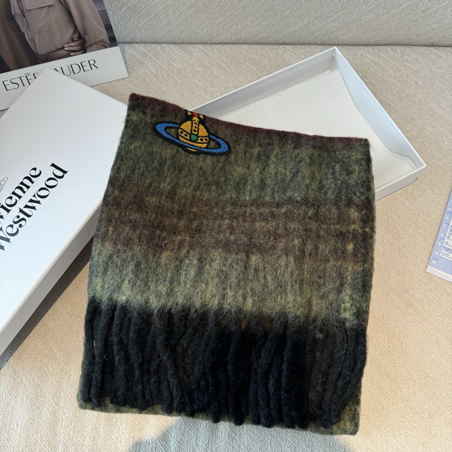 高品质到货‼️ 𝐕𝐢𝐯𝐢𝐞𝐧𝐧𝐞 𝐖𝐞𝐬𝐭𝐰𝐨𝐨𝐝🪐✨经典大土星马海毛围巾 vivienne westw