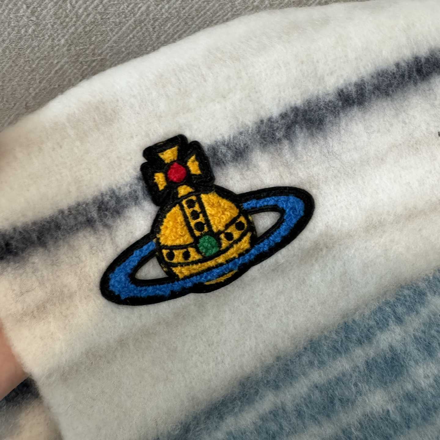 高品质到货‼️ 𝐕𝐢𝐯𝐢𝐞𝐧𝐧𝐞 𝐖𝐞𝐬𝐭𝐰𝐨𝐨𝐝🪐✨经典大土星马海毛围巾 vivienne westw