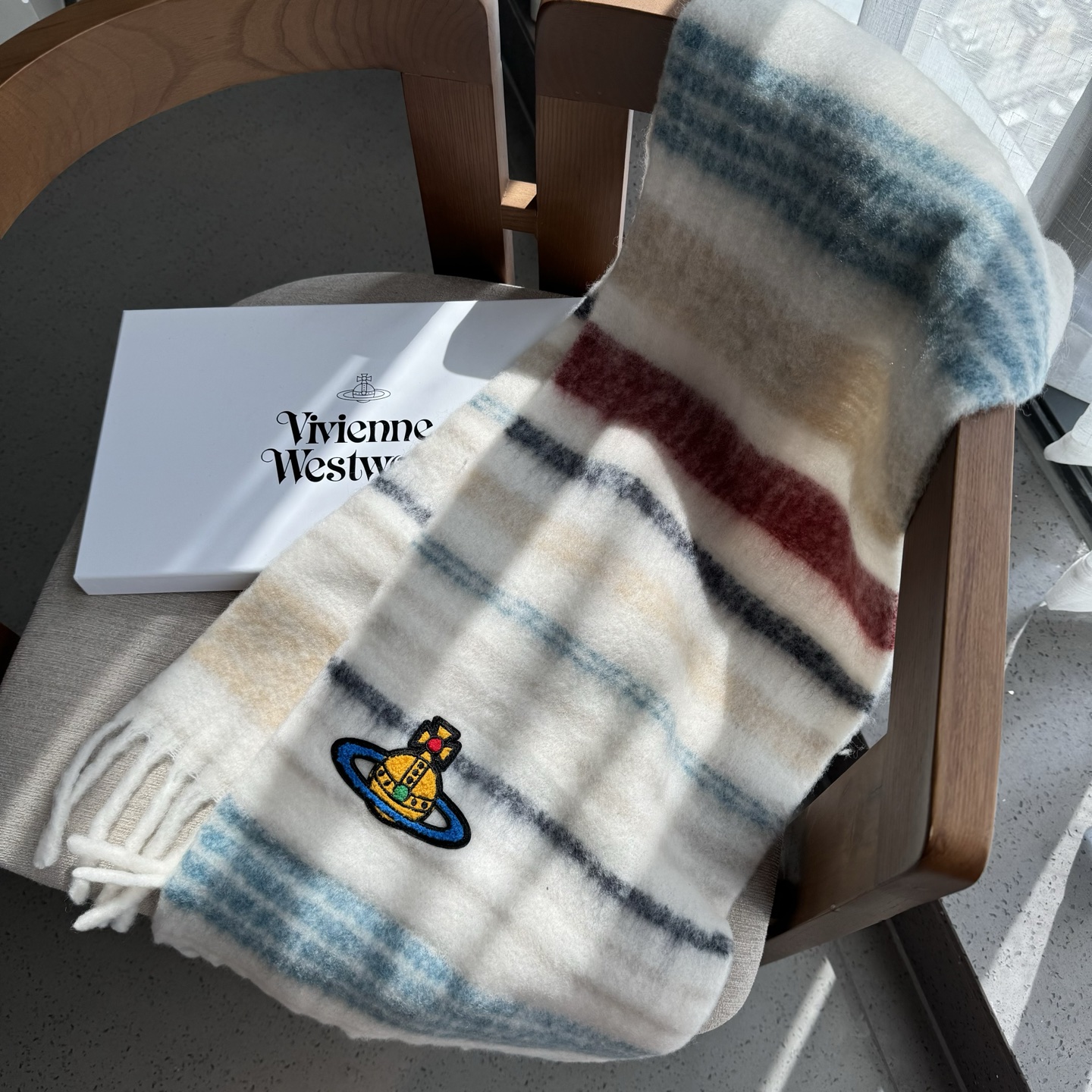 高品质到货‼️ 𝐕𝐢𝐯𝐢𝐞𝐧𝐧𝐞 𝐖𝐞𝐬𝐭𝐰𝐨𝐨𝐝🪐✨经典大土星马海毛围巾 vivienne westw