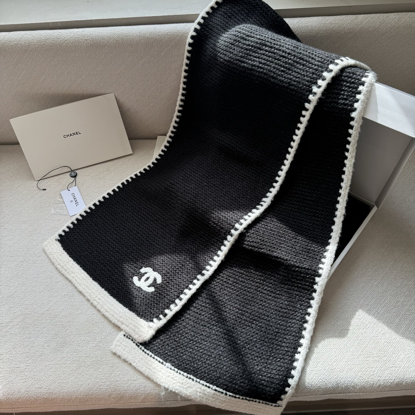到货❗️👑👑香新款【边框香奈儿】羊绒针织长巾‼️美翻了[流泪]御用殿堂级极品‼️新款在售 进口纯羊绒时尚