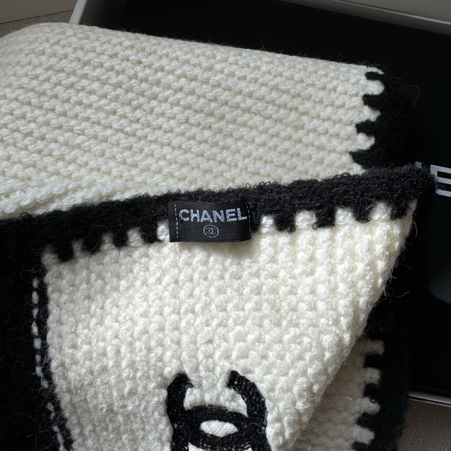 到货❗️👑👑香新款【边框香奈儿】羊绒针织长巾‼️美翻了[流泪]御用殿堂级极品‼️新款在售 进口纯羊绒时尚