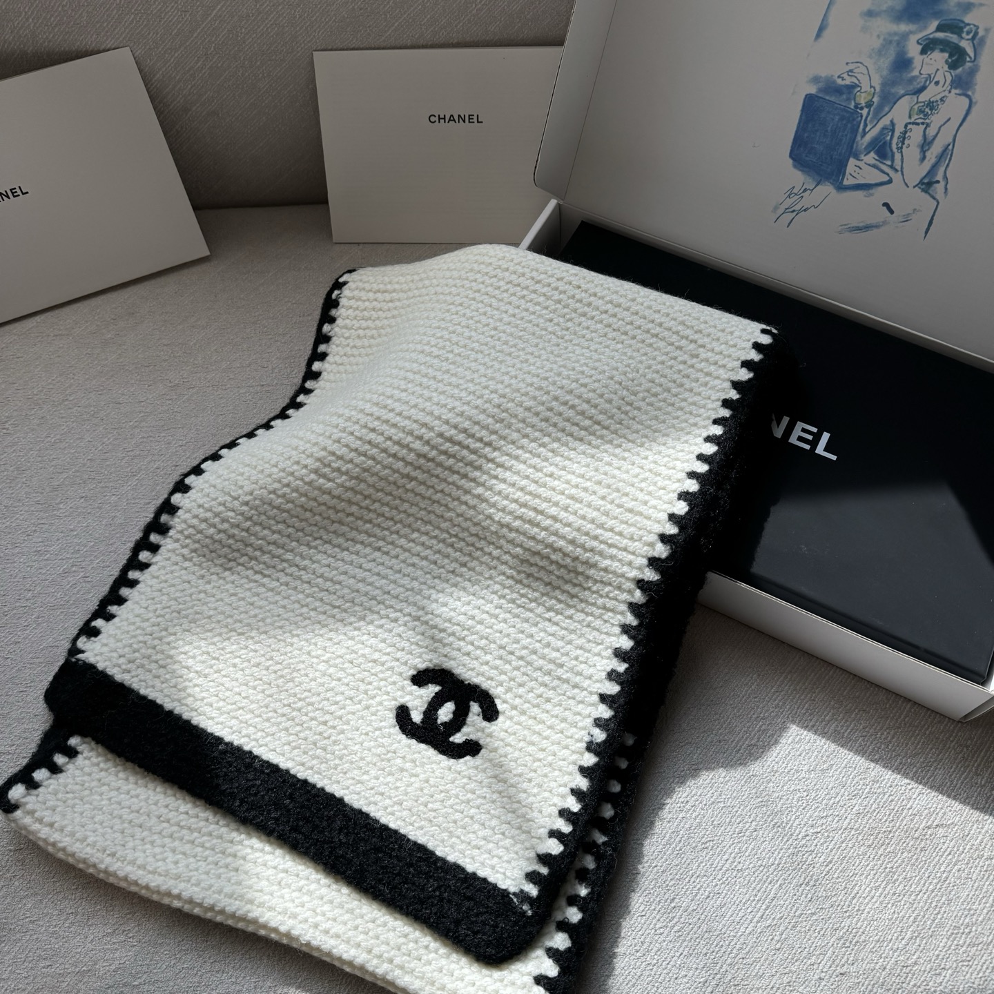 到货❗️👑👑香新款【边框香奈儿】羊绒针织长巾‼️美翻了[流泪]御用殿堂级极品‼️新款在售 进口纯羊绒时尚