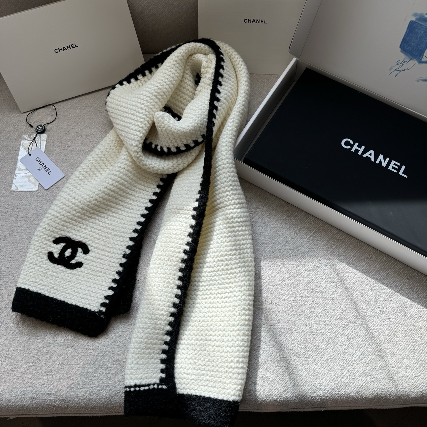 到货❗️👑👑香新款【边框香奈儿】羊绒针织长巾‼️美翻了[流泪]御用殿堂级极品‼️新款在售 进口纯羊绒时尚