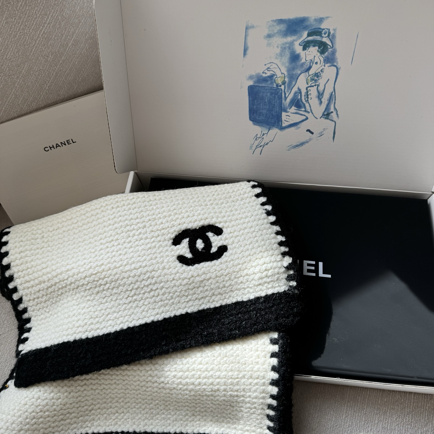 到货❗️👑👑香新款【边框香奈儿】羊绒针织长巾‼️美翻了[流泪]御用殿堂级极品‼️新款在售 进口纯羊绒时尚