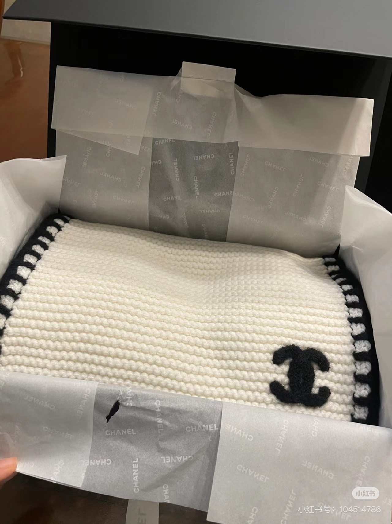 NO:603762,The newly arrived fragrant [Border Chanel] cashmere knitted long scarf is so beautiful [crying] The royal palace-level new model is on sale. The imported pure cashmere fashionable silver thread-edged knitted wool is extremely beautiful. It really matches the skin tone of the upper body. It is versatile. You can decide whether it looks good or not. The size of the scarf is 30*200cm, pure cashmere selected, the best choice for gift giving, high version scarf, high version scarf, chanel19860909到货香新款【边框香奈儿】羊绒针织长巾美翻了[流泪]御用殿堂级极品新款在售 进口纯羊绒时尚银线镶边针织毛线美丽至极 真的 上身极为衬肤色 百搭 好看不好看自己看吧 围巾尺寸30*200cm,精选纯羊绒,送礼首选佳品高版本围巾,高版本围巾,chanel,scarf