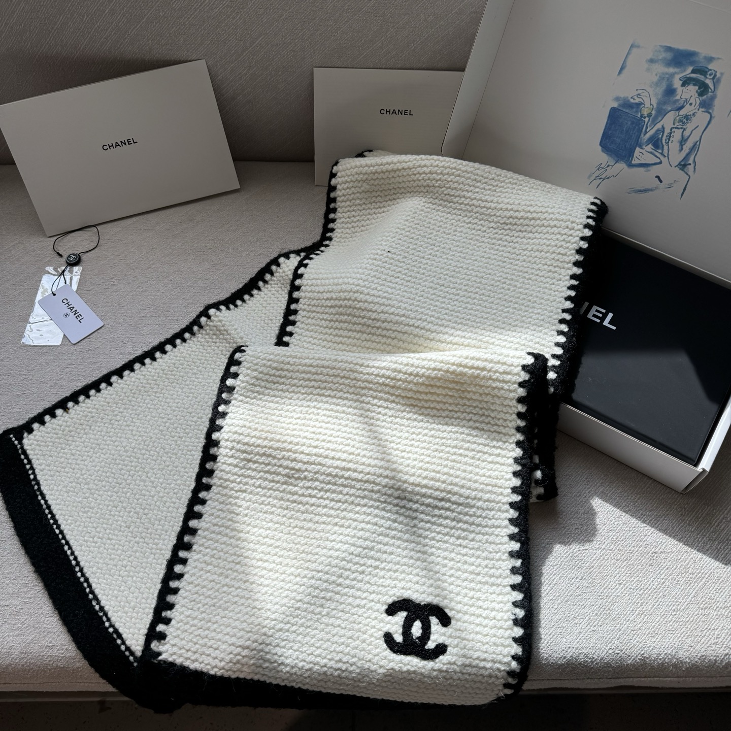 到货❗️👑👑香新款【边框香奈儿】羊绒针织长巾‼️美翻了[流泪]御用殿堂级极品‼️新款在售 进口纯羊绒时尚