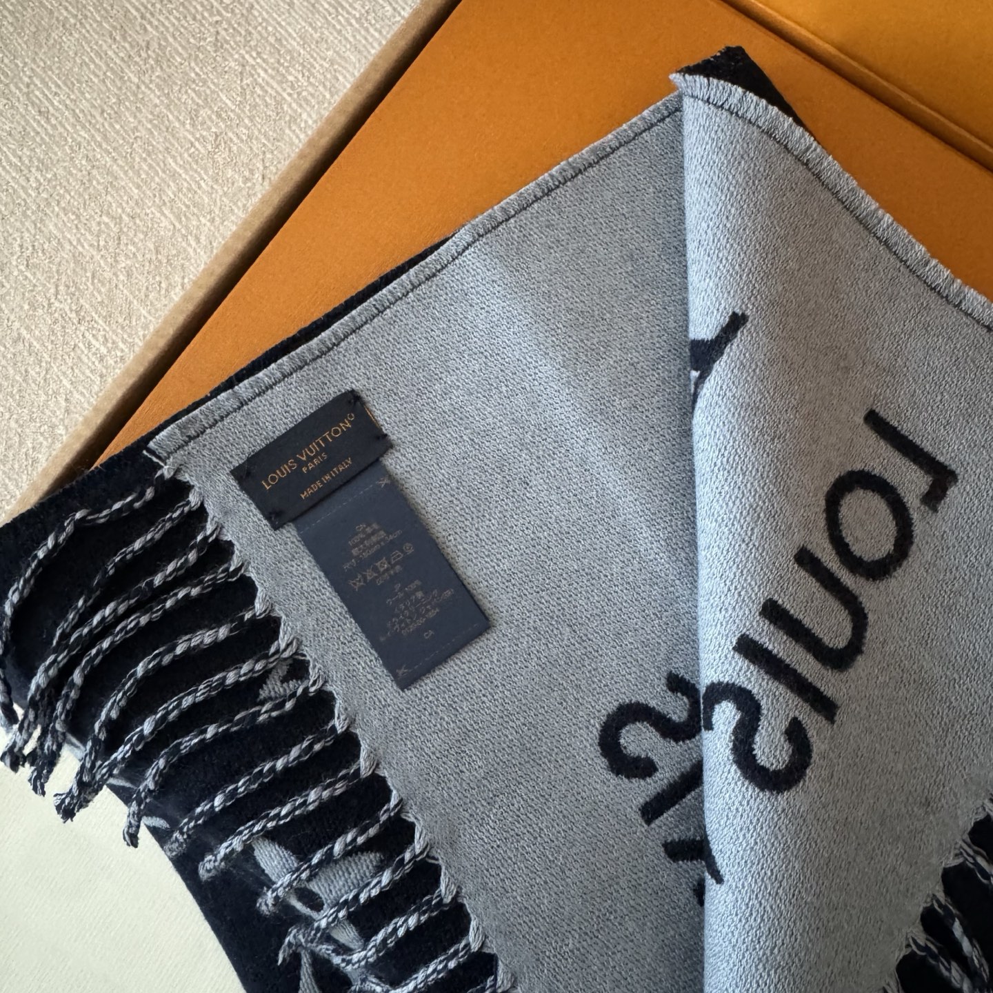 Lv 高品质 ！今年热度最高的围巾All About MNG围巾瞩目放大经典Monogram图案和路易威