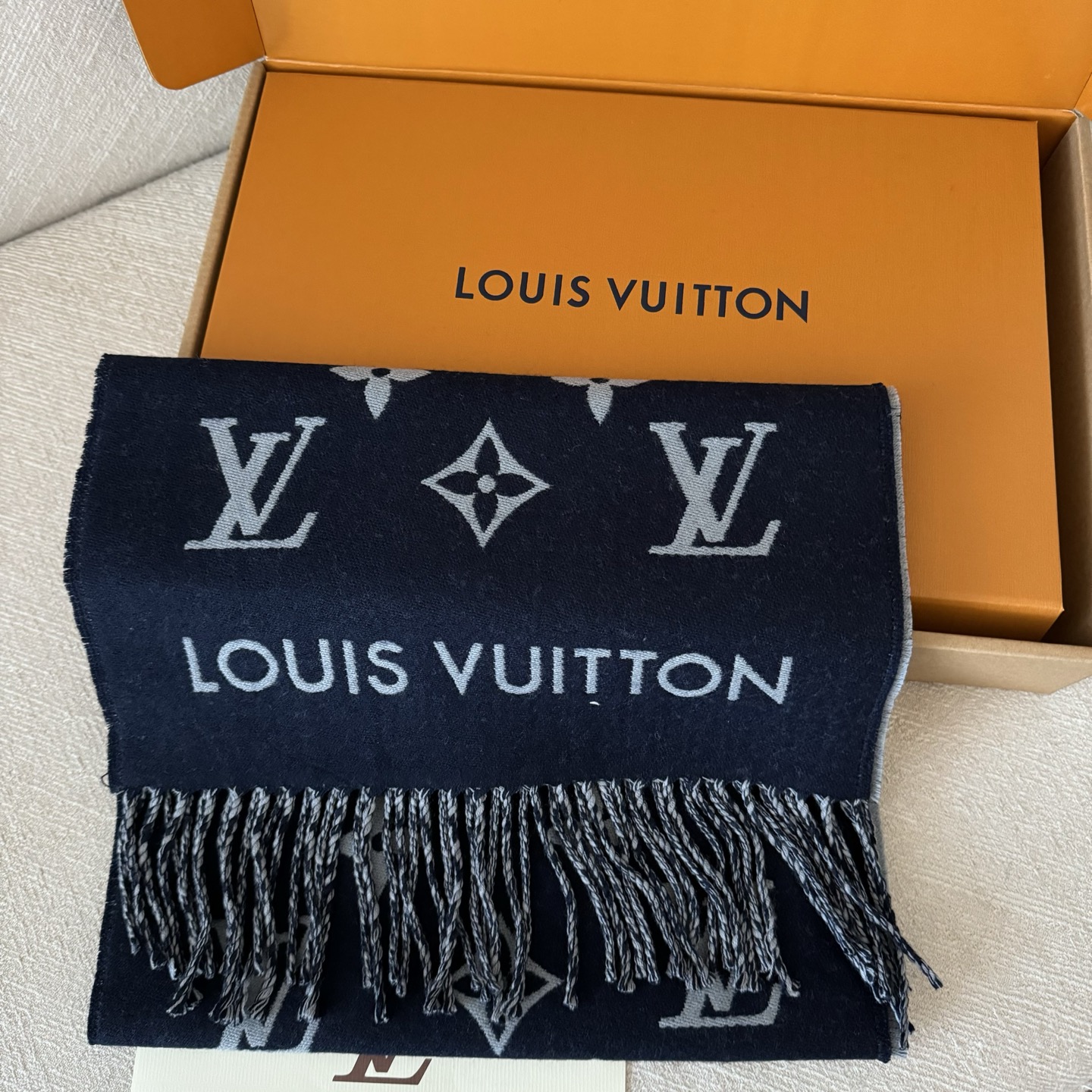 Lv 高品质 ！今年热度最高的围巾All About MNG围巾瞩目放大经典Monogram图案和路易威