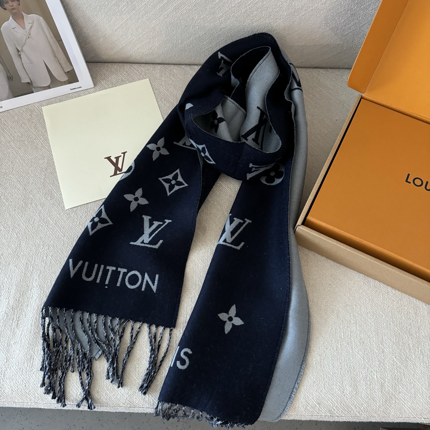 Lv 高品质 ！今年热度最高的围巾All About MNG围巾瞩目放大经典Monogram图案和路易威